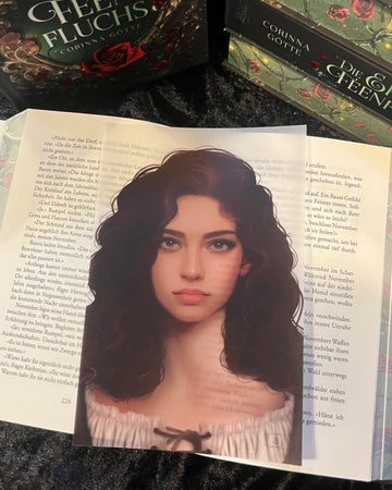 Das Page Overlay zeigt das Porträt der weiblichen Hauptfigur des Buches "Die Erben des Feenfluchs". Katherine hat langes, kastanienbraunes, lockiges Haar. Sie trägt eine helle Bluse, die mit einem braunen Band geschlossen ist.